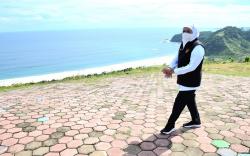 Gubernur Khofifah Pamer Pantai Modangan Malang Selatan, Ini Istimewanya