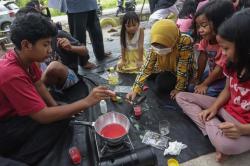  Begini Keseruan Anak-anak Belajar Membuat Lilin Berbahan Minyak Goreng Bekas