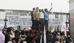 Momen 3 Pimpinan DPR Dapat Hadiah Korek Kuping Raksasa dari Mahasiswa