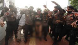  Ade Armando Babak Belur Dihajar Massa dan Dilucuti Celananya <