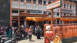 Ratusan Warga di Semarang Antre Ambil BLT Minyak Goreng<