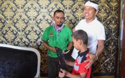 Perjuangan Rizky Bocah Kelas 2 SD Mahir Servis AC Bikin Dedi Mulyadi Menangis<