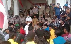 Demo Mahasiswa di Asahan Kondusif, Massa Duduk Lesehan Bareng Polisi dan Pejabat