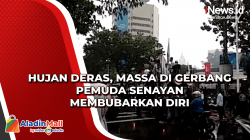 Hujan Deras, Massa di Gerbang Pemuda Senayan Membubarkan Diri
