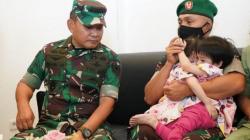 Jenderal Dudung Jenguk Putri Kembar Siamnya sebelum Operasi, Prajurit TNI Ini Terharu