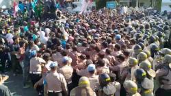 Unjuk Rasa 11 April 2022 di Cirebon Ricuh, Mahasiswa Baku Hantam dengan Polisi