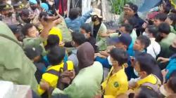 Unjuk Rasa Mahasiswa di Tasikmalaya Diwarnai Saling Dorong dengan Polisi<