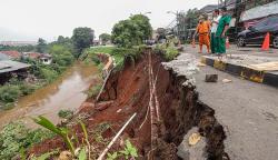 4 Motor Tertimbun Longsor di Bantaran Sungai Ciliwung