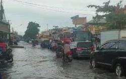Hujan Lebat, Sejumlah Titik di Palembang Terendam Banjir<
