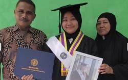 Kisah Mantan Pelayan Toko yang Berhasil Tempuh Kuliah dan Kini Kejar S2