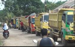 Kesal Dibohongi Pengusaha, Warga Air Batu Banyuasin Blokir Truk Tanah<