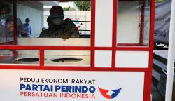 Bacaleg Partai Perindo Serahkan Bantuan Gerobak untuk Penjual Nasi Goreng di Surabaya<