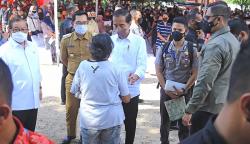 Presiden Jokowi Serahkan BLT Minyak Goreng kepada Warga Cirebon<