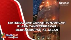 Video Material Bangunan Tunjungan Plaza yang Terbakar Berhamburan ke Jalan