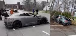Pamer Mobil Sport di Depan Mahasiswa, Pengemudi Nissan GT-R Ini Tabrak Pohon hingga Ringsek