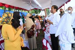 Serahkan Bansos di Cirebon, Jokowi: untuk Modal Usaha, Jangan Beli HP<