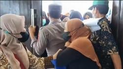 Ribuan Warga Maros Berdesakan saat Pencairan BLT Pangan dan Minyak Goreng