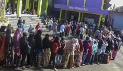 Warga Ciamis Antre Ambil BLT Minyak Goreng dan Bantuan Sembako<