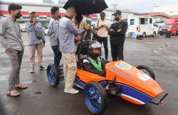 Pertama Berlaga, Tim Mobil Listrik UAD Sabet Juara Umum 2 pada FESC IIMS 2022