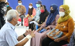 Cek BLT Minyak Goreng, Ganjar ke Warga: Ojo Nggo Tuku Rokok Bojone Yo Bu<