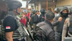 Kampung Beting Pontianak Digerebek, 13 Orang Diamankan dari Lokasi Perjudian<