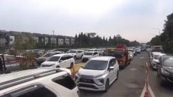 Puluhan Ribu Kendaraan Wisatawan Serbu Kota Bandung di Libur Paskah<