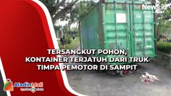 Tersangkut Pohon, Kontainer Terjatuh dari Truk Timpa Pemotor di Sampit