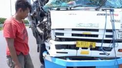 Saling Salip, Trailer Tabrak Truk Engkel di Jalingkut Brebes-Tegal 