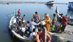 Warga Pulau Sapudi Sumenep Mudik Lebih Awal dengan Perahu