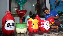 Kreatif! Warga Jombang Sulap Galon Air Mineral Menjadi Pot Bunga Cantik