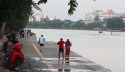Suasana Ngabuburit Sambil Menonton Atraksi Ski Air di Danau Sunter