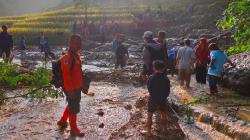 Tim SAR Gabungan Cari Bocah Hilang Diterjang Longsor dan Terseret Arus Sungai di Rongga KBB<