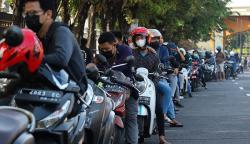 Antrean Panjang Penukaran Uang Baru di Surabaya