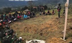 Rayakan Paskah, Satgas Yonif R 408/Suhbrastha Berbagi Kasih dengan Masyarakat Papua