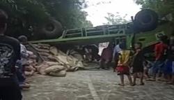 Tak Kuat Menanjak, Truk Bermuatan Semen Terbalik di Warungkondang Cianjur<
