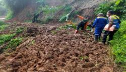 Longsor Susulan Terjang WIlayah Rongga, Akses Penghubung KBB-Cianjur Tertutup Tanah<