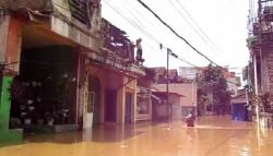 Hujan Deras Picu Sungai Citarum Meluap, Banjir 2 Meter Rendam Balendah dan Dayeuhkolot Bandung<