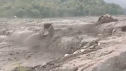 Detik-Detik 2 Truk Tambang Terseret Banjir Lahar Dingin Gunung Semeru<