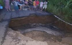 Bahaya bagi Pemudik, Jalan Ambles di Jalur Sumsel - Bengkulu<