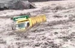 Truk Pengangkut Pasir Terjebak di Sungai Gendol saat Banjir Lahar Hujan Merapi<
