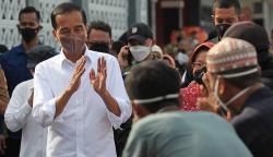 Presiden Jokowi Ditemani Menteri Risma Kunjungi Kampung Nelayan Surabaya