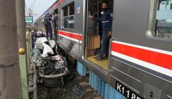 Foto Honda Mobilio Ringsek Ditabrak Kereta di Depok, Perjalanan KRL Terganggu