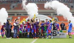Momen Barcelona U-18 Angkat Trofi IYC 2021 di Stadion JIS
