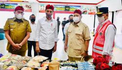 Begini Gaya Jokowi dan Prabowo Pakai Udeng Blangkon Khas Raja Madura