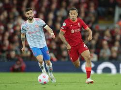 Gary Neville: Parah, Lini Tengah Man United Jadi Bahan Tertawaan Thiago Alcantara