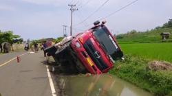 Sopir Diduga Ngantuk, Truk Tangki Angkut 16.000 Liter BBM Masuk Parit di Cidaun Cianjur