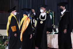 UGM Wisuda 1.346 Mahasiswa Pascasarjana, Rektor: Ini Alumni yang Unik<