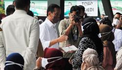 Presiden Jokowi Bagikan BLT Subsidi Minyak Goreng untuk Warga Bogor<