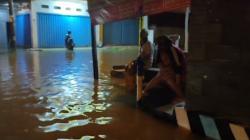 Diguyur Hujan Deras Semalaman, Ratusan Rumah di Sindang Indramayu Kebanjiran Jelang Sahur<