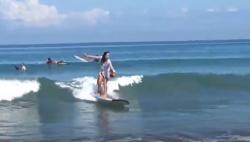 Hari Kartini, Puluhan Perempuan Berkebaya Taklukkan Ombak Pantai Kuta Bali